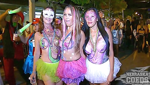 Showing wife's pussy is horny and cum mattyt moments